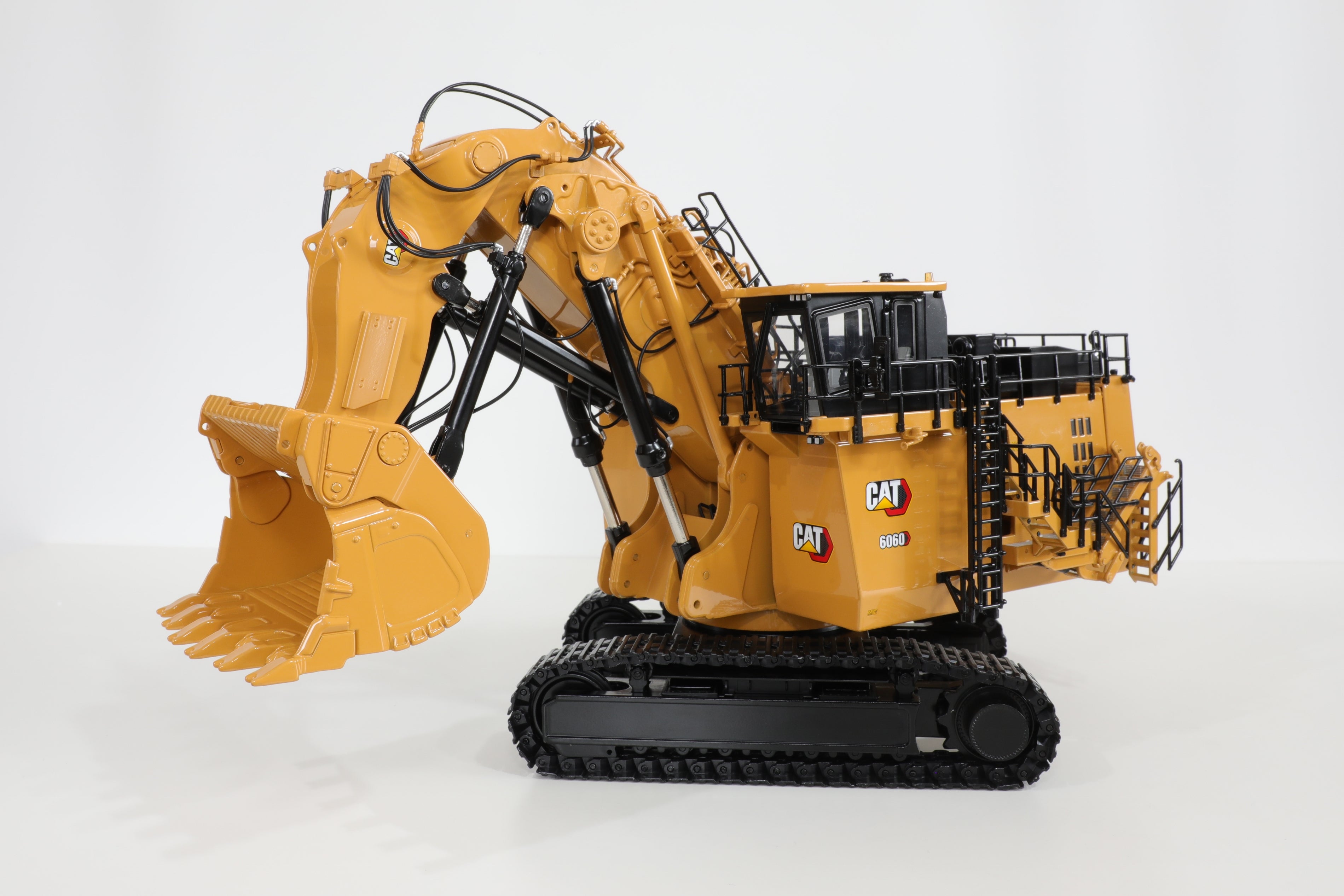 CAT 6060 HYDRAULIC MINING FACE SHOVEL. SCALE 1:48