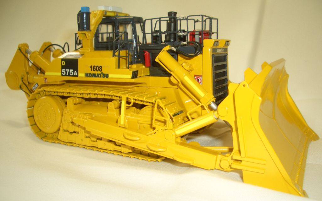 KOMATSU D575 ALCOA Dozer. 1:50 scale. PRE-ORDERS ARE NOW CLOSED. Price TBC.
