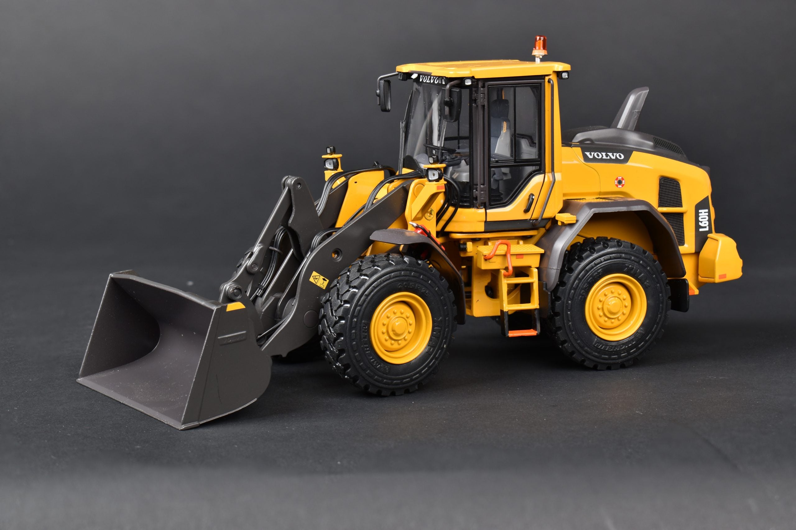 VOLVO L60H WHEELED LOADER. Scale 1:32