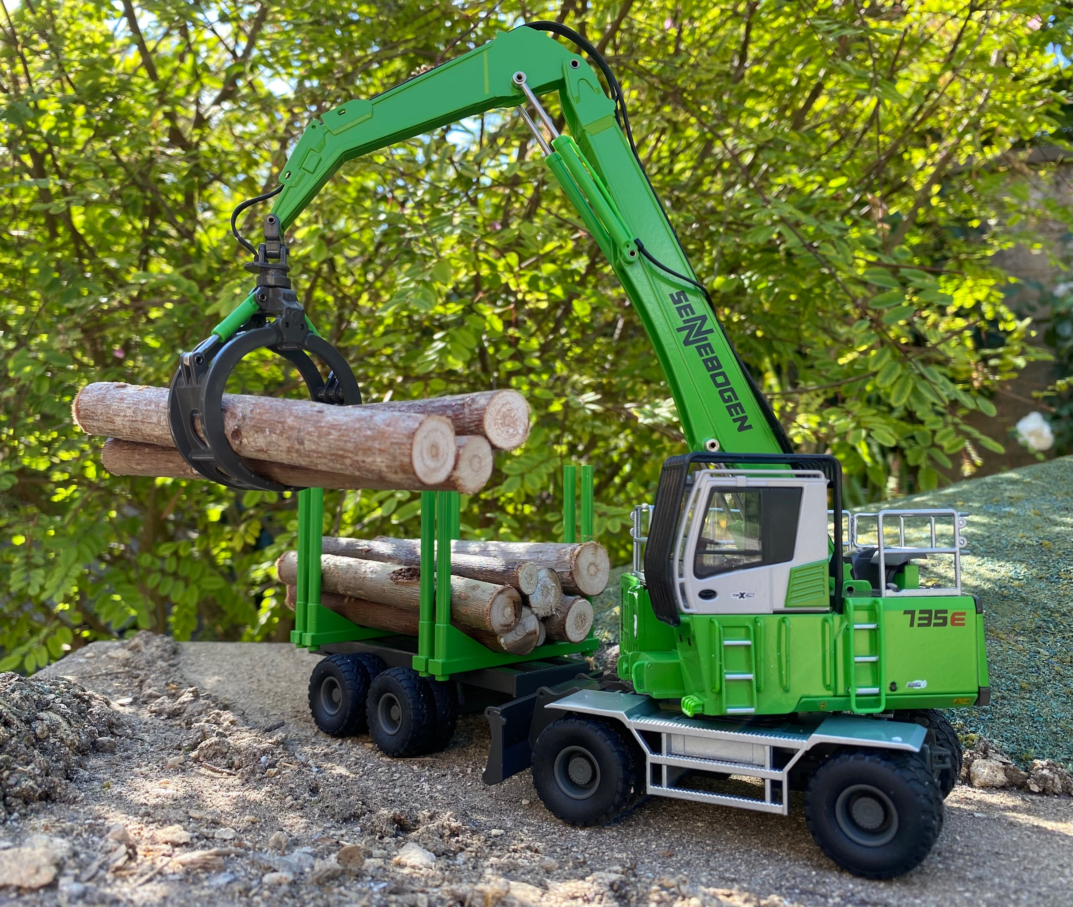 Sennebogen 735 MHD Handling machine with log grab and trailer. 1:50 scale
