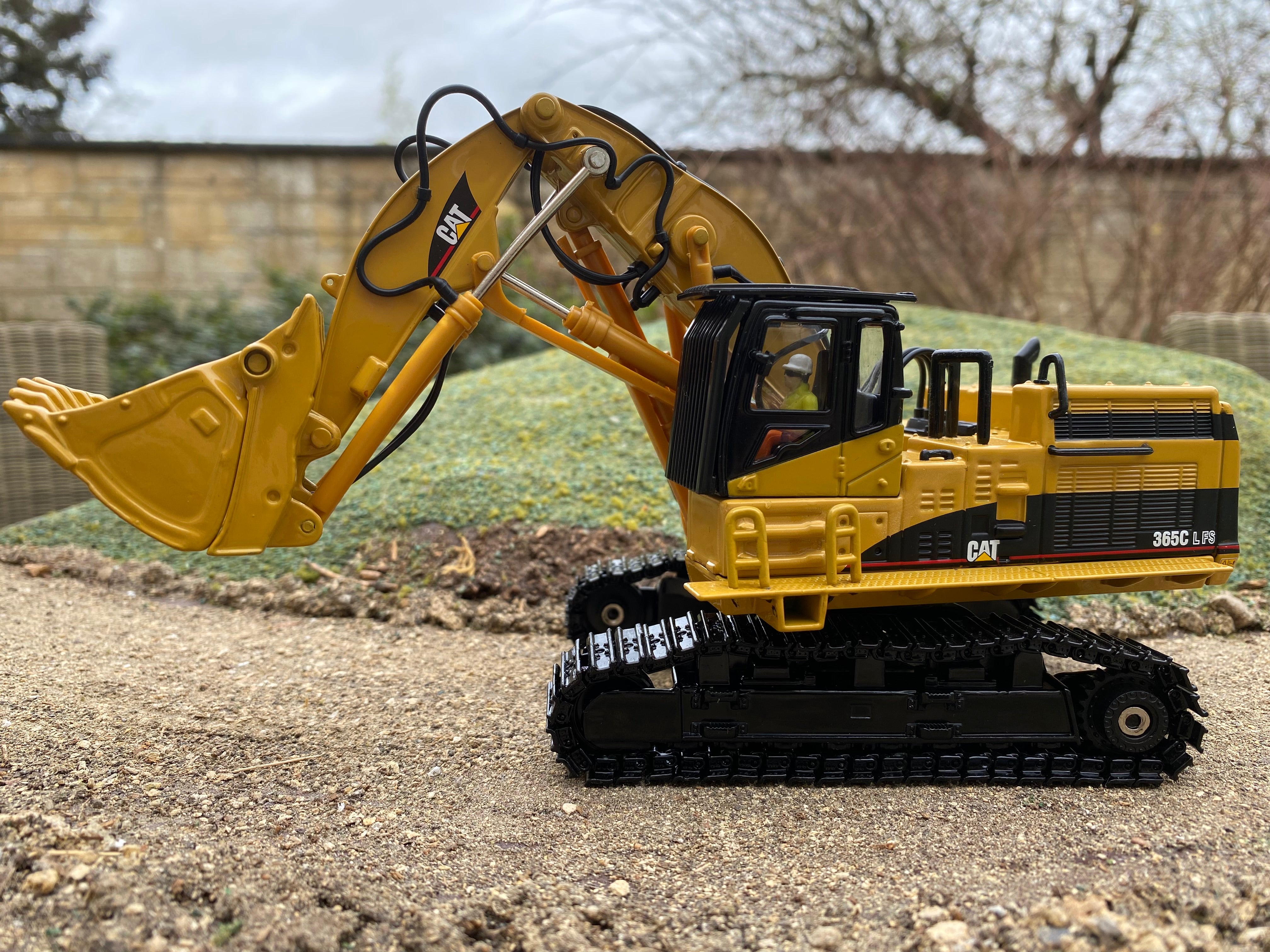 CAT 365C FACE SHOVEL. Scale 1:50