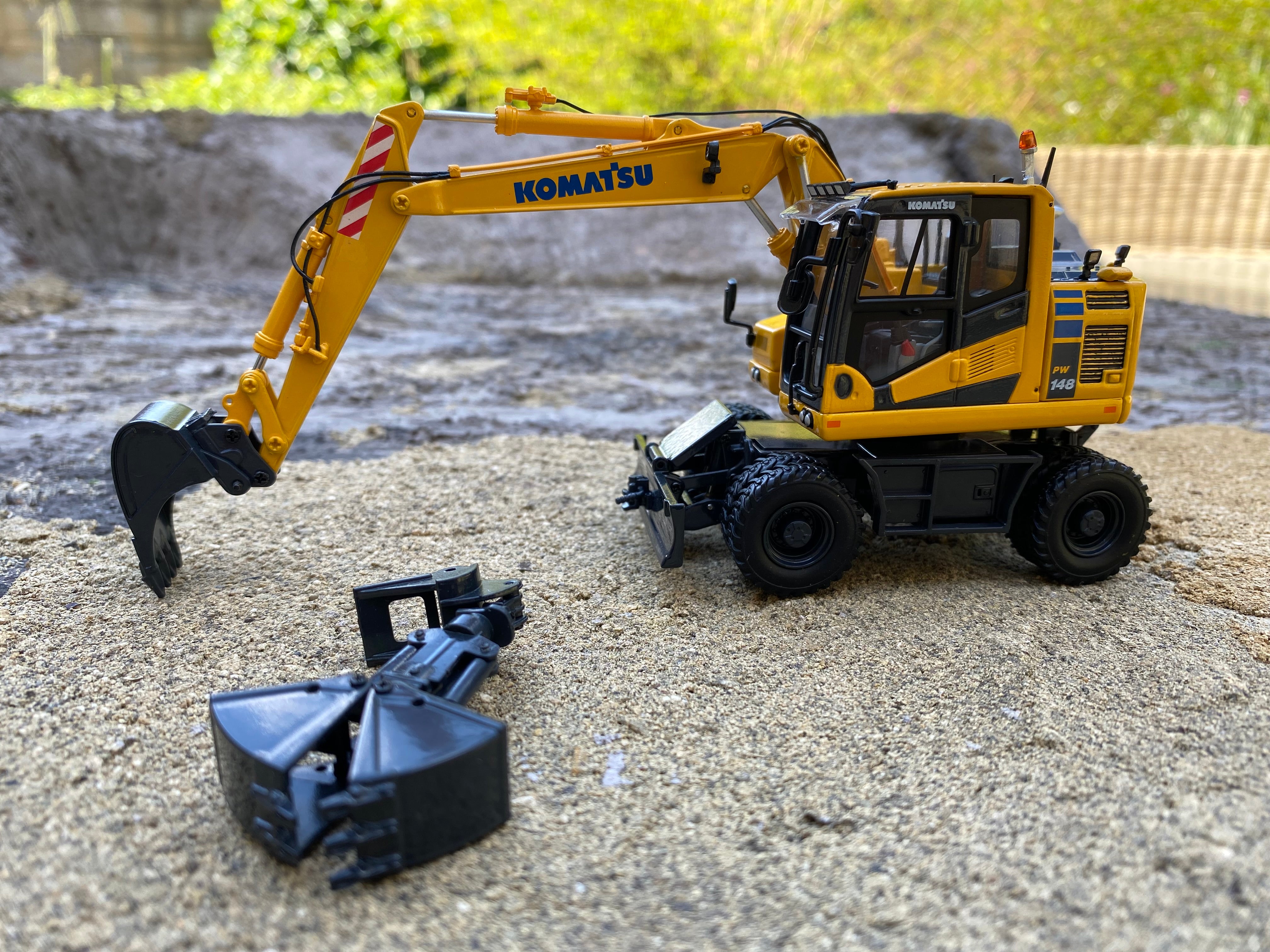 KOMATSU PW148-11 Wheeled Excavator.