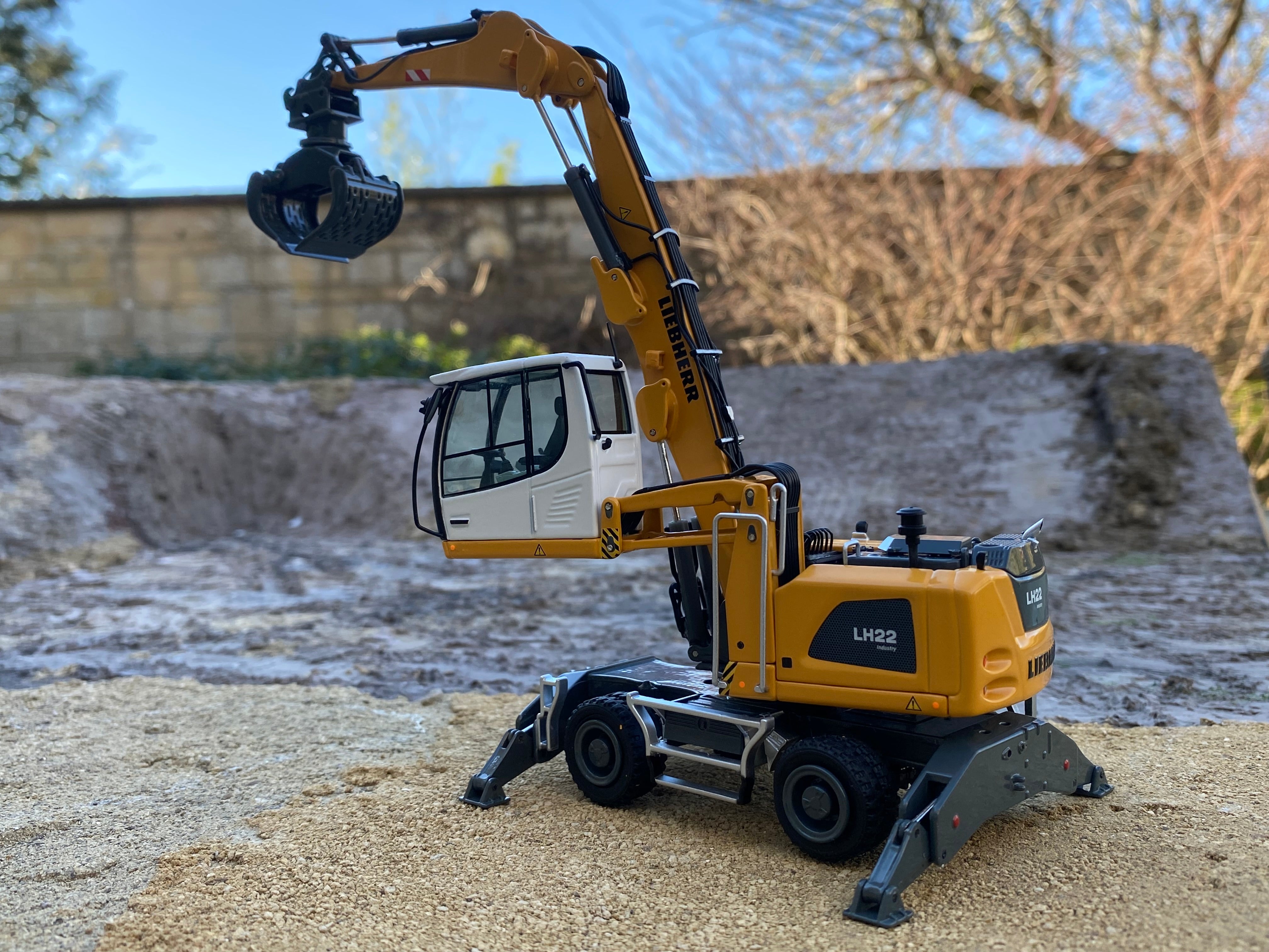 LIEBHERR LH22 M Materials Handler. 1:50 scale