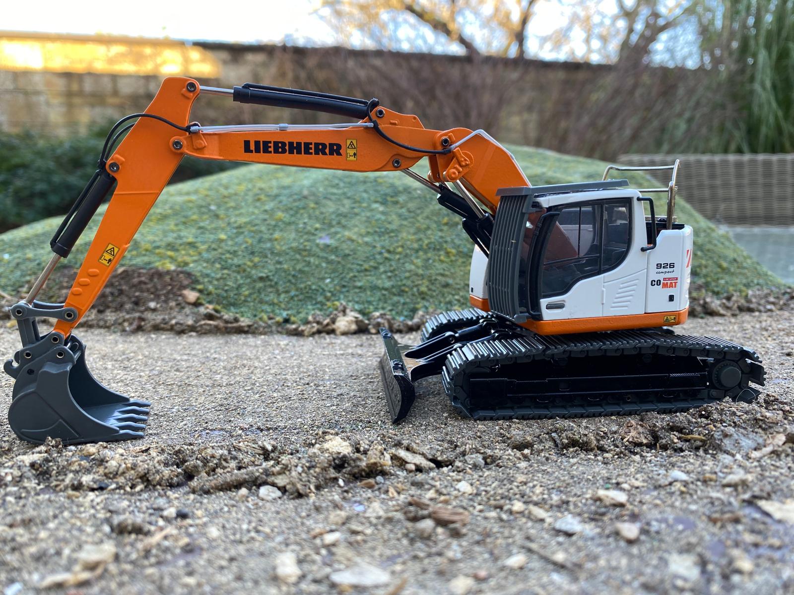 LIEBHERR R926 Compact Excavator. 1:50 scale