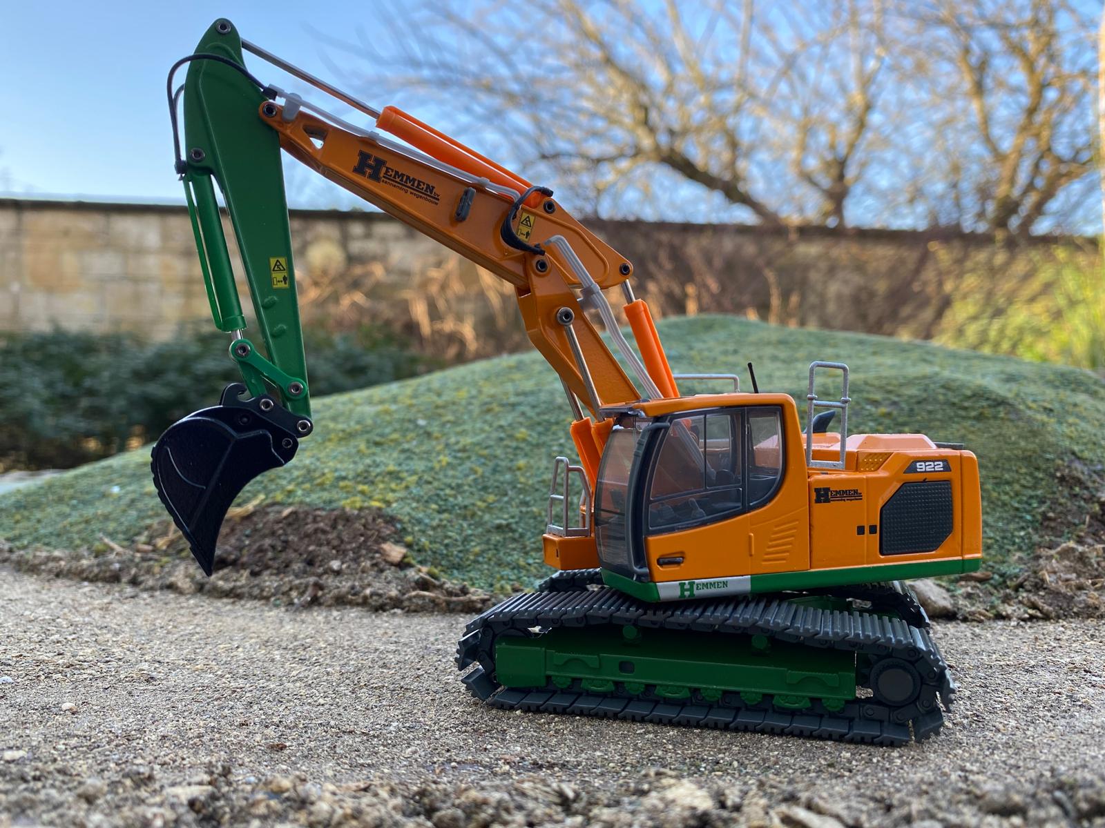 LIEBHERR R922 Crawler Excavator with 2 piece boom in HEMMEN livery. 1:50 scale.