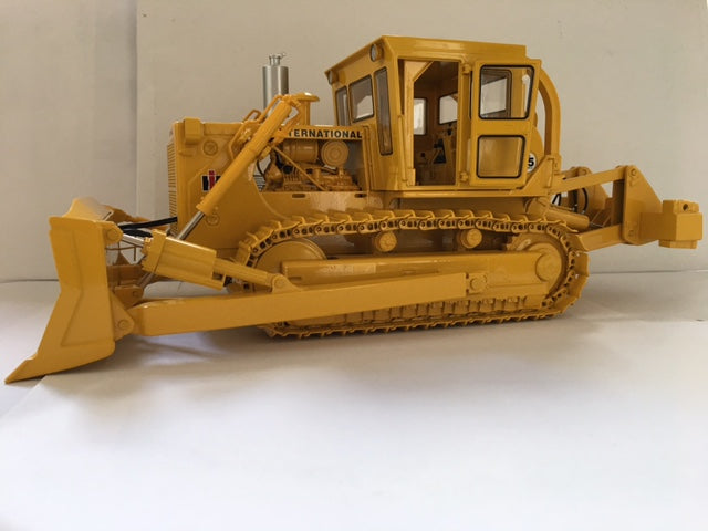 INTERNATIONAL HARVESTER TD-25 DOZER. Scale 1:25