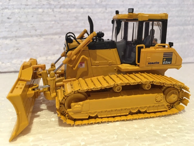 KOMATSU D65EX-17/ D65PX-17 CRAWLER DOZER. Scale 1:50