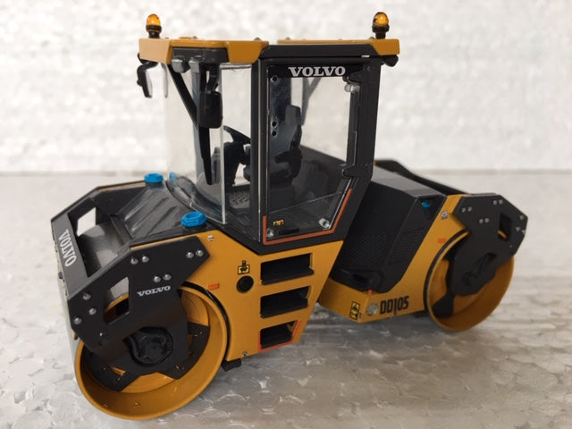 VOLVO DD105 COMPACTOR. Scale 1:50