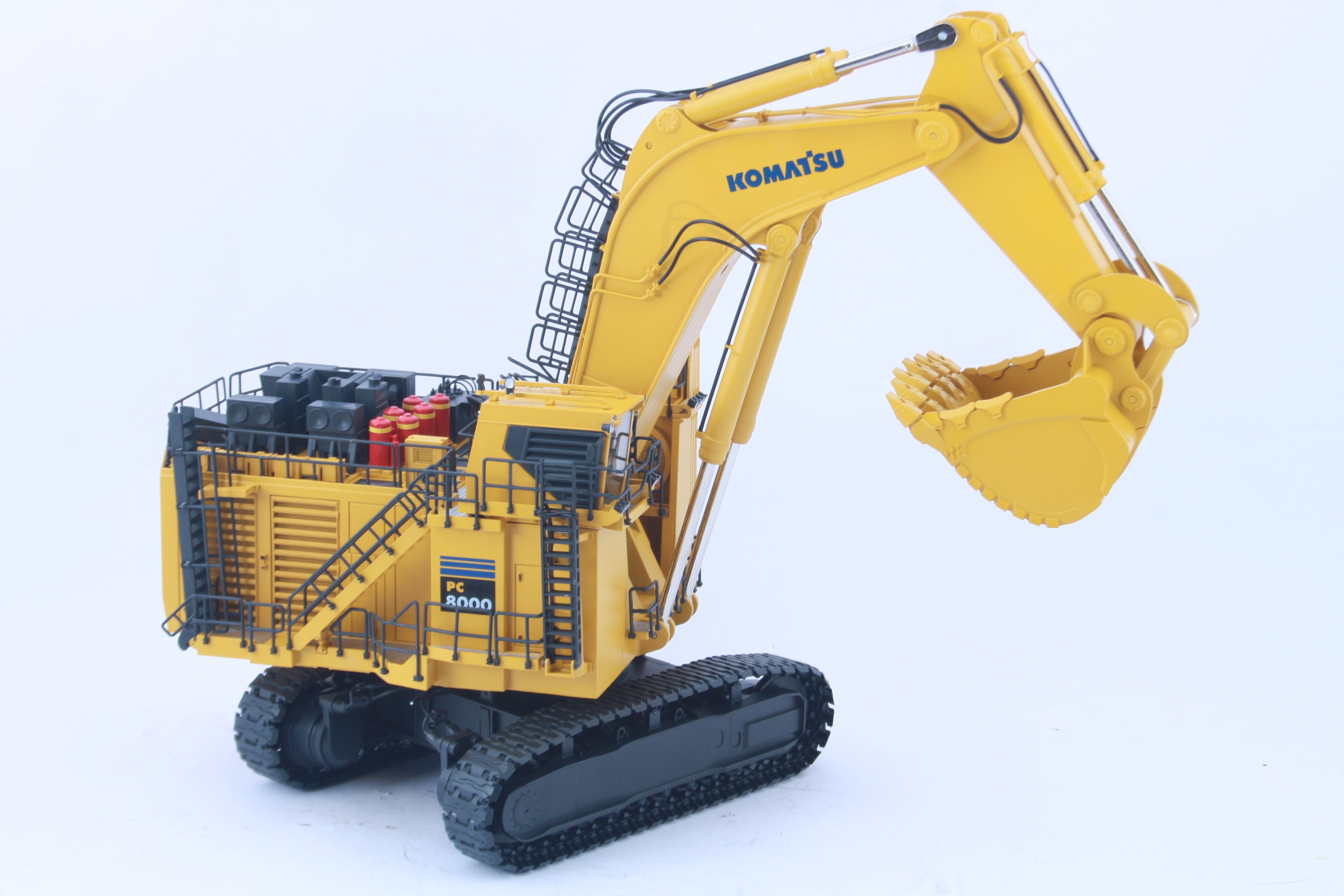 KOMATSU PC8000-6 BACKHOE. Scale 1:50