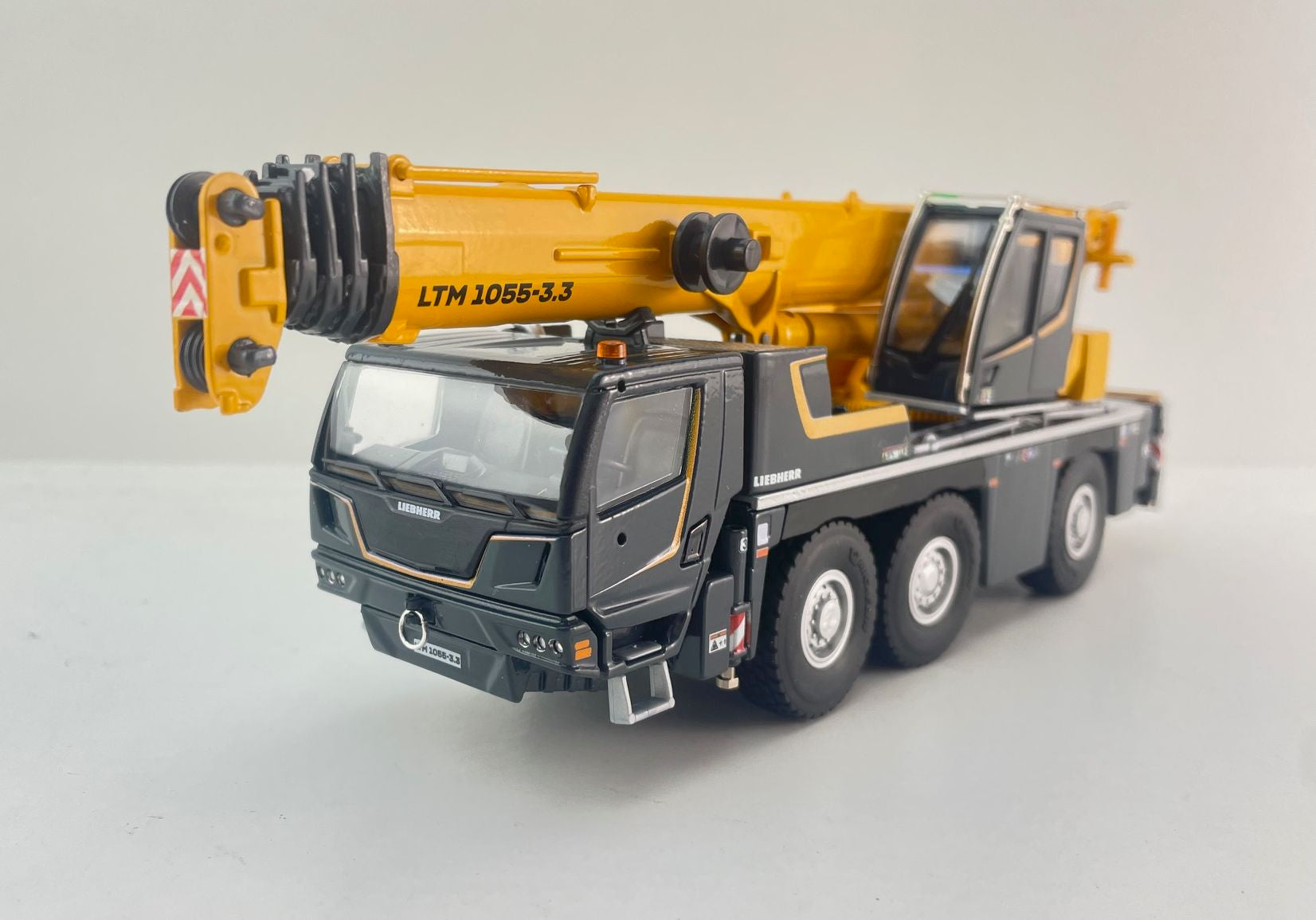 LIEBHERR LTM 1055-3.3 Mobile Crane. 1:50 scale.