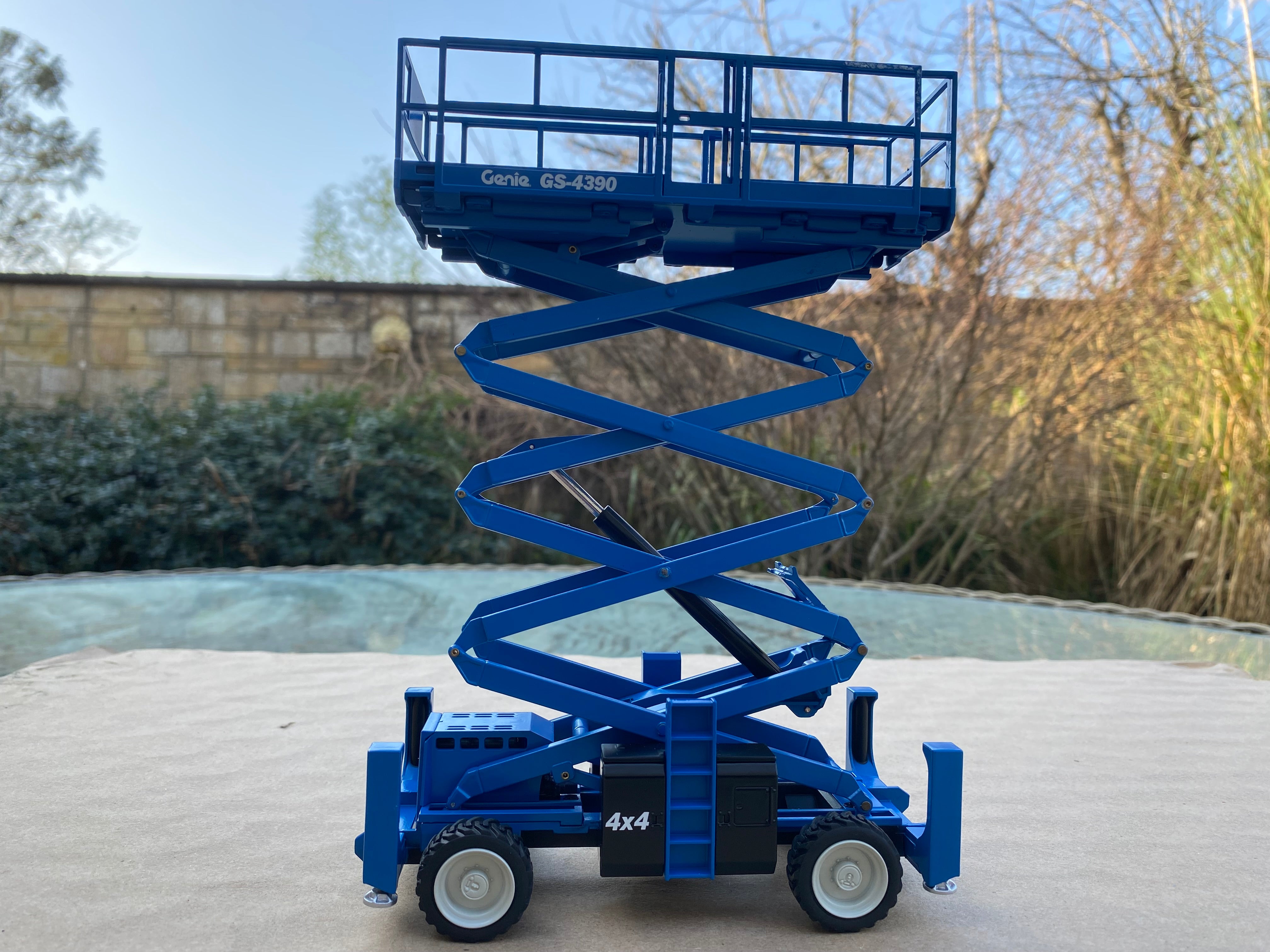 GENIE GS-4390 Scissor lift. 1:32 scale