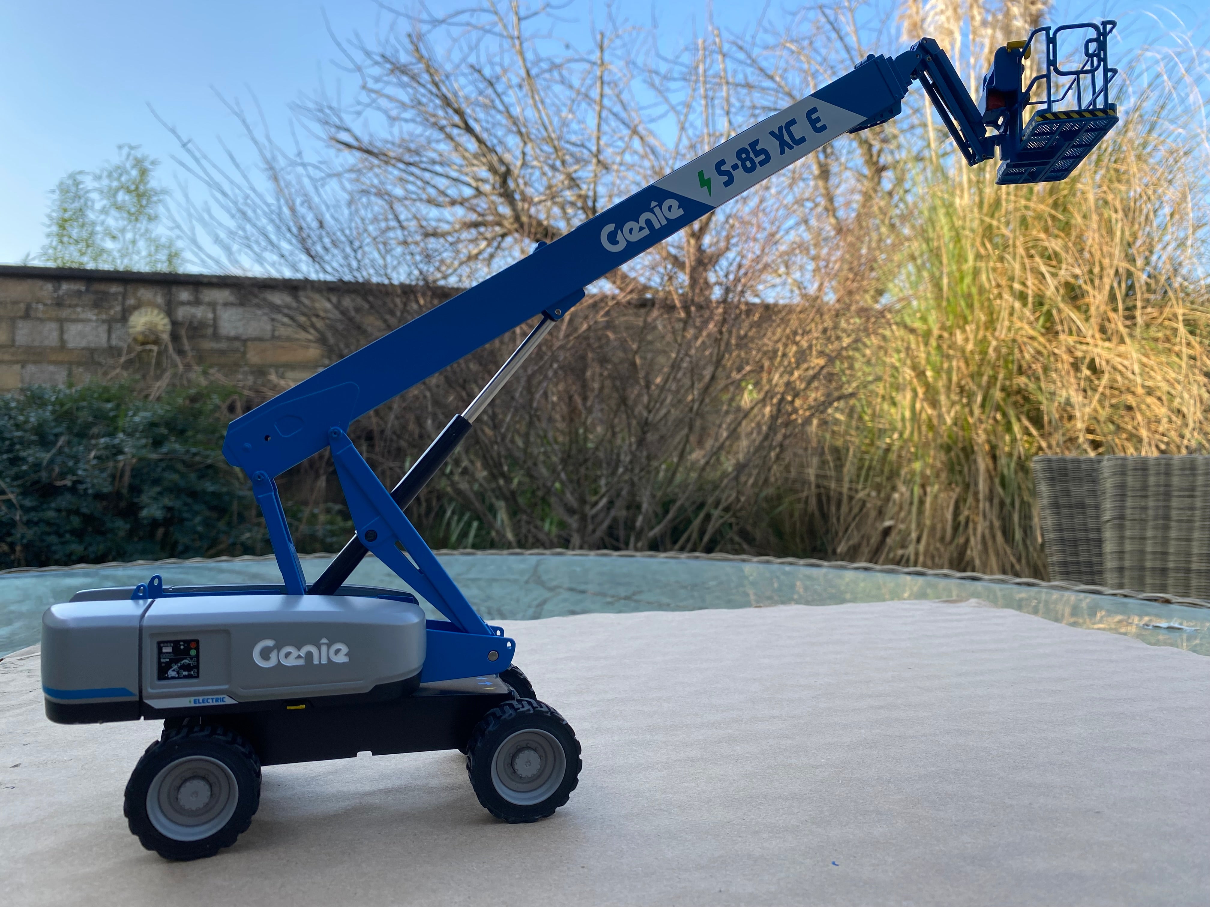 GENIE S-85 XC Electric telescopic boom lift. 1:32 scale.