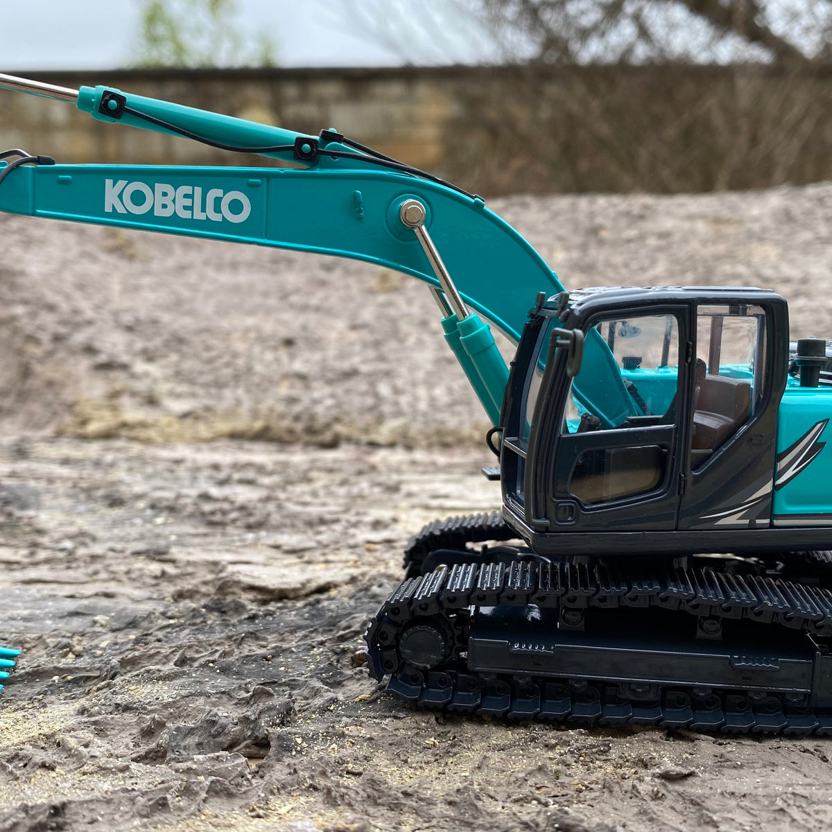 KOBELCO SK200LC-12 Excavator. 1;50 scale.
