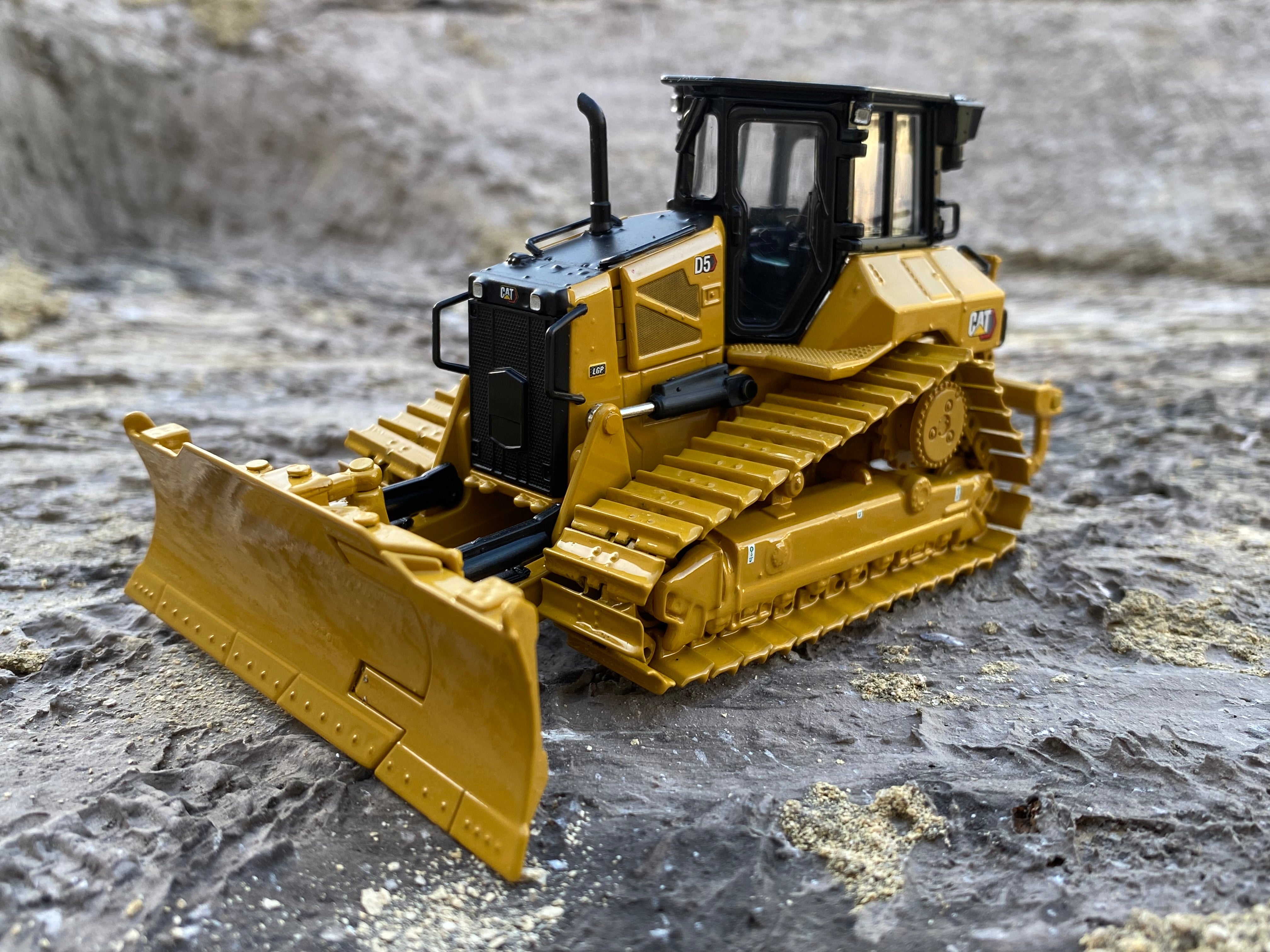 CAT D5 LGP VPAT Dozer with foldable blade. 1:50 scale.