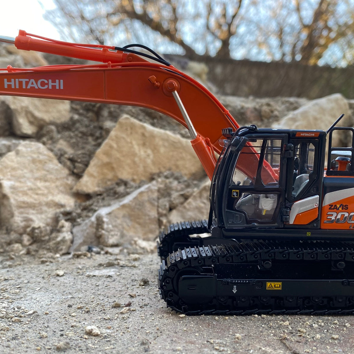 日立建機　HITACHI ZAXIS 300LC-7 1/50 HITACHI ZX300LCH-7 EXCAVATOR. Scale 1:50