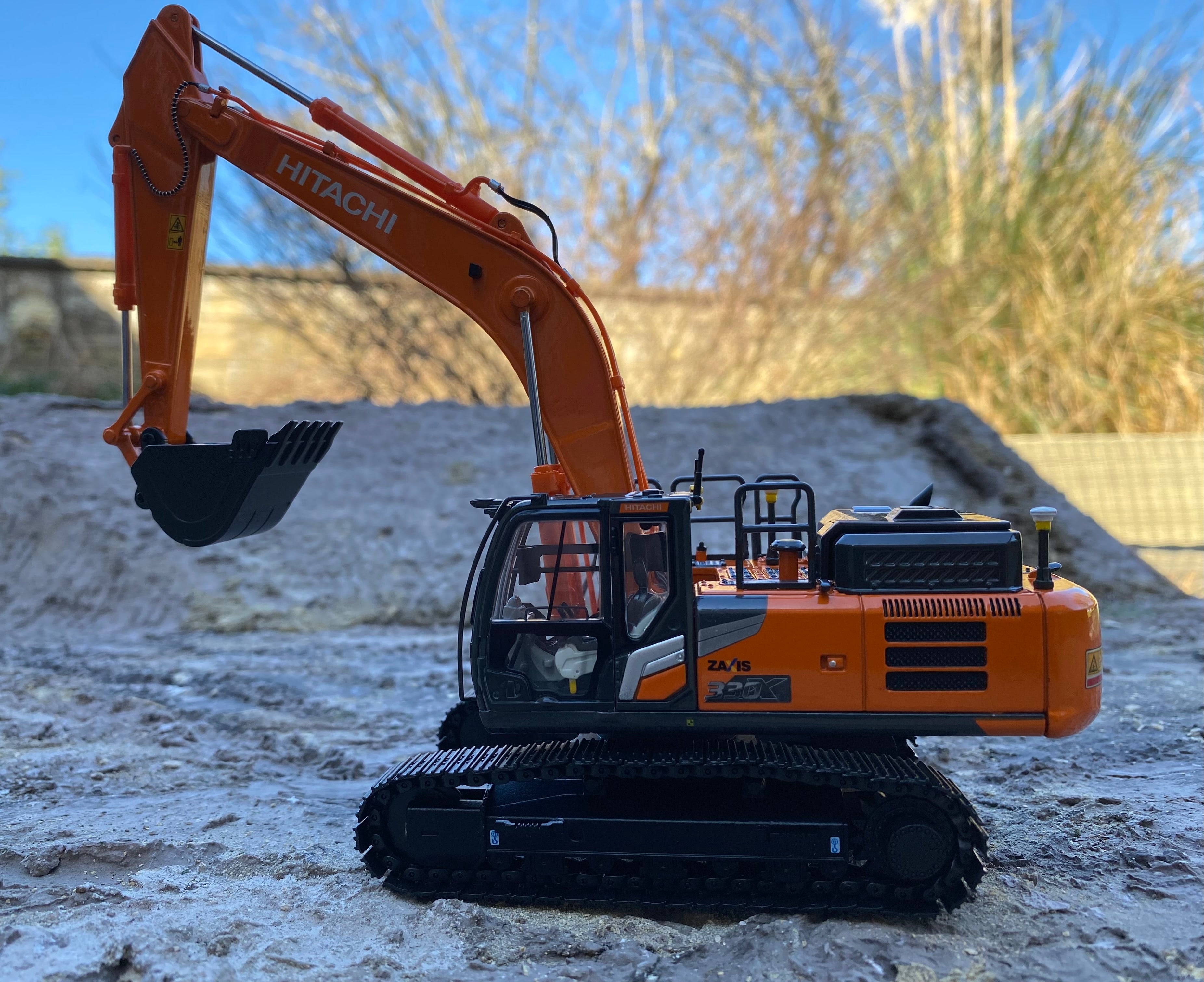 HITACHI ZX330X-7 EXCAVATOR. Scale 1:50