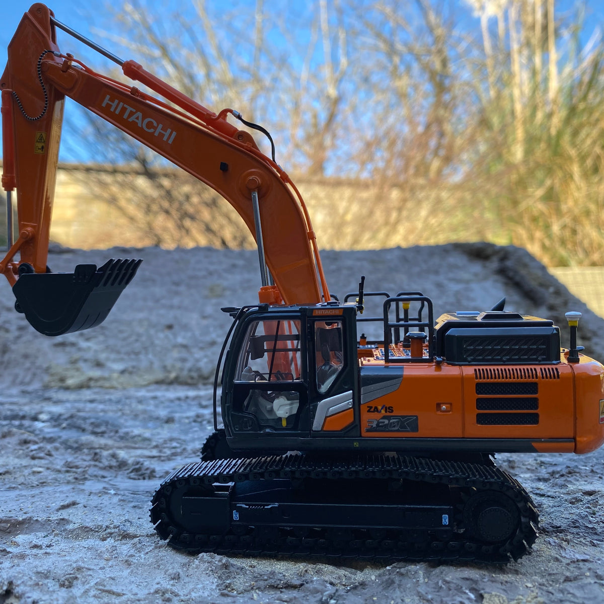 HITACHI ZX330X-7 EXCAVATOR. Scale 1:50