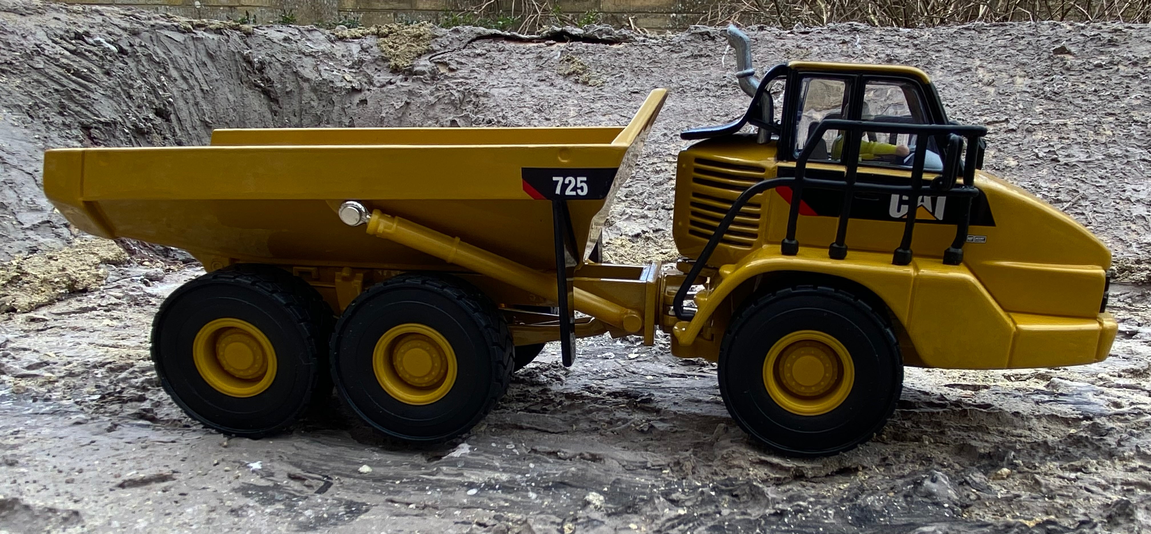 CAT 725 Articulated Dump Truck. 1:50 scale