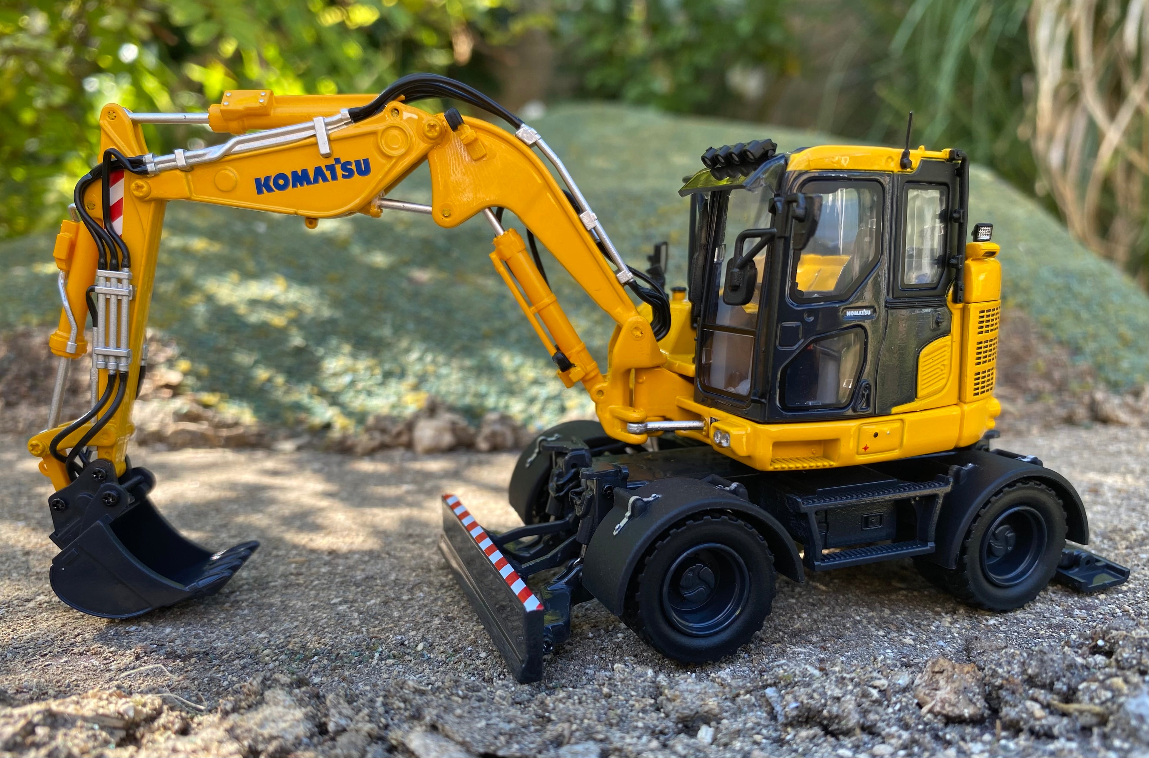 KOMATSU PW138 MR-11 Wheeled Excavator. 1:50 SCALE