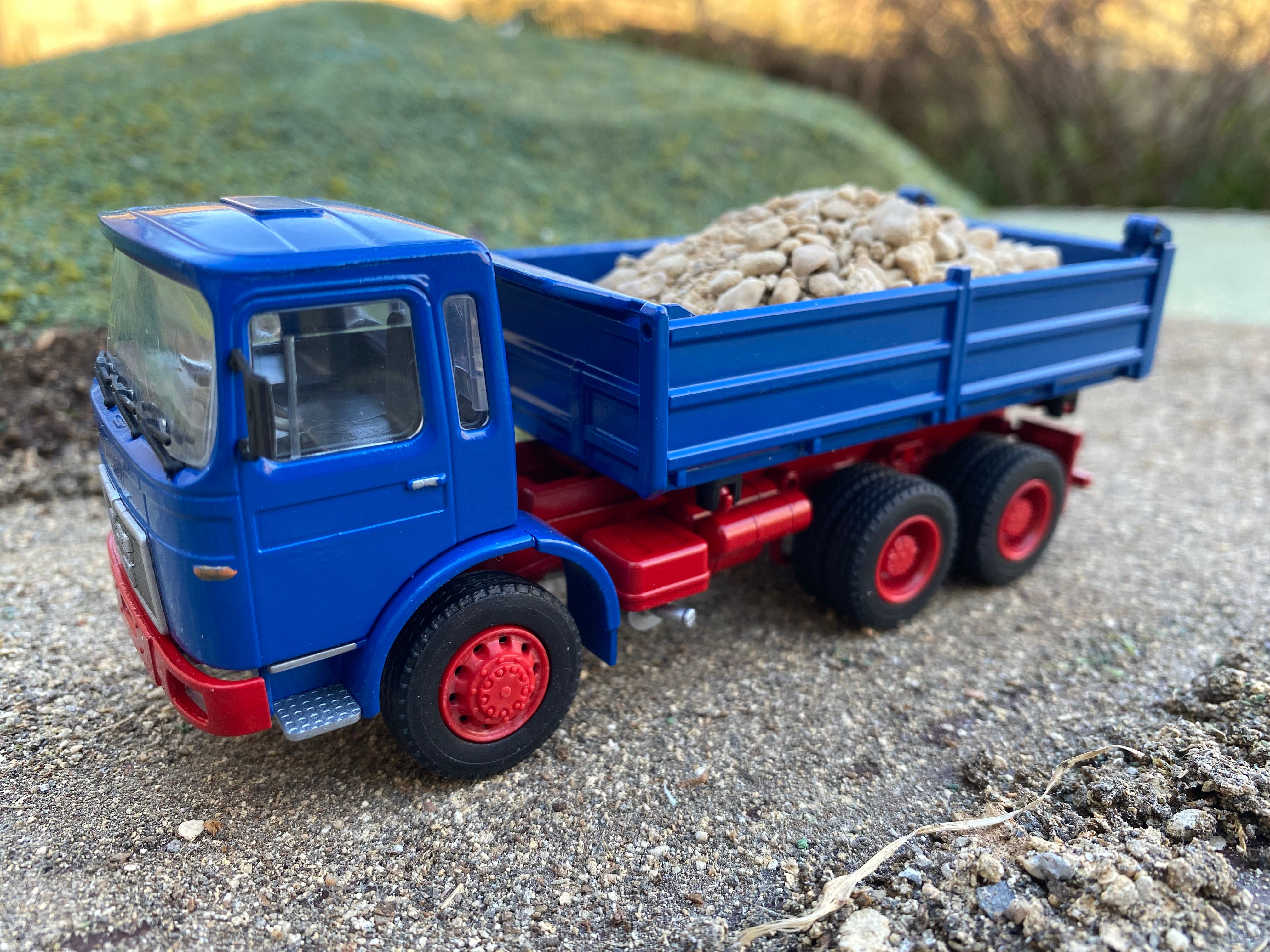 MAN F8 with three side tipper. Scale 1:50.