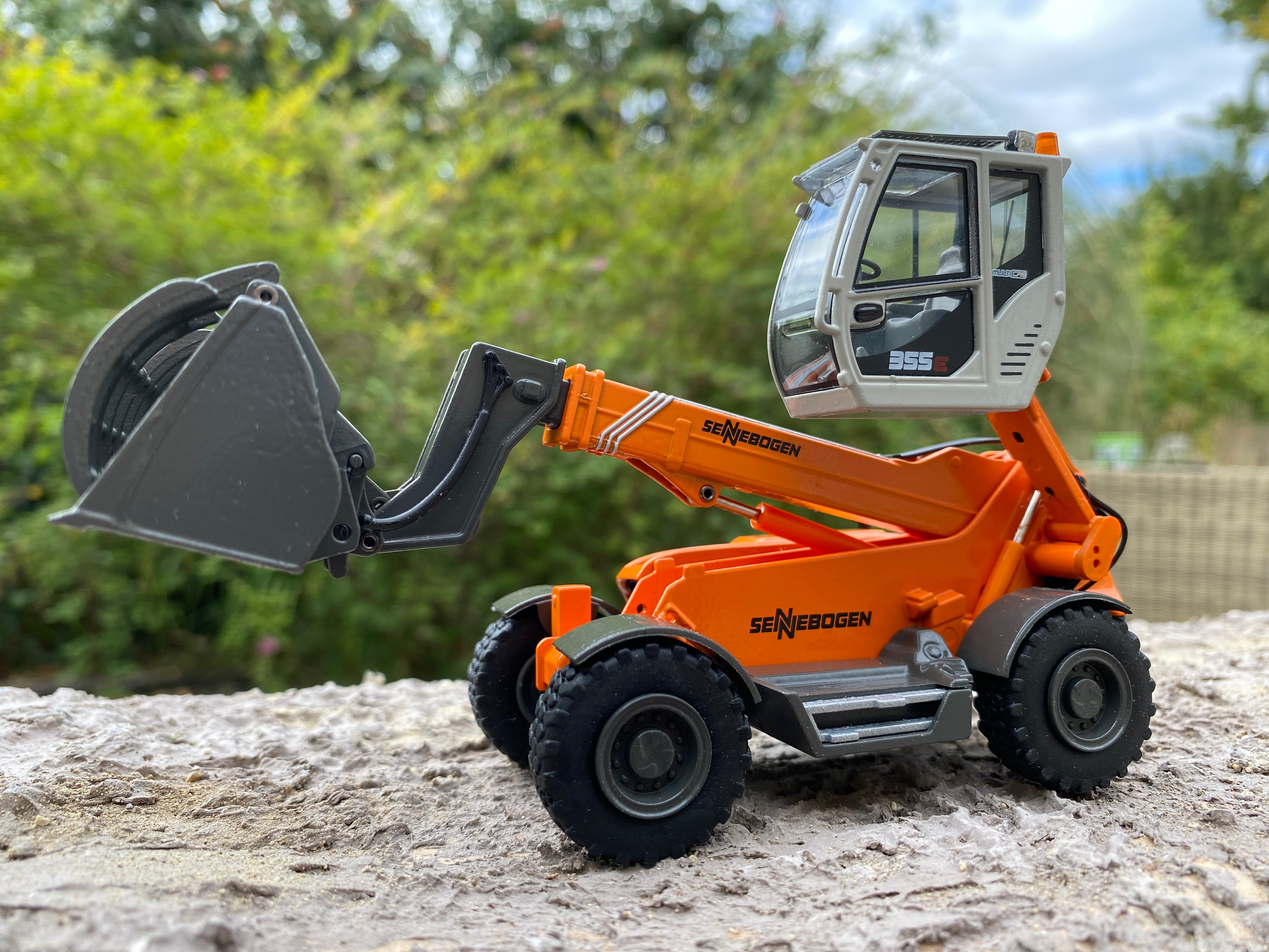 Sennebogen 355E Telehandler in KOMMUNAL livery. 1;50 scale