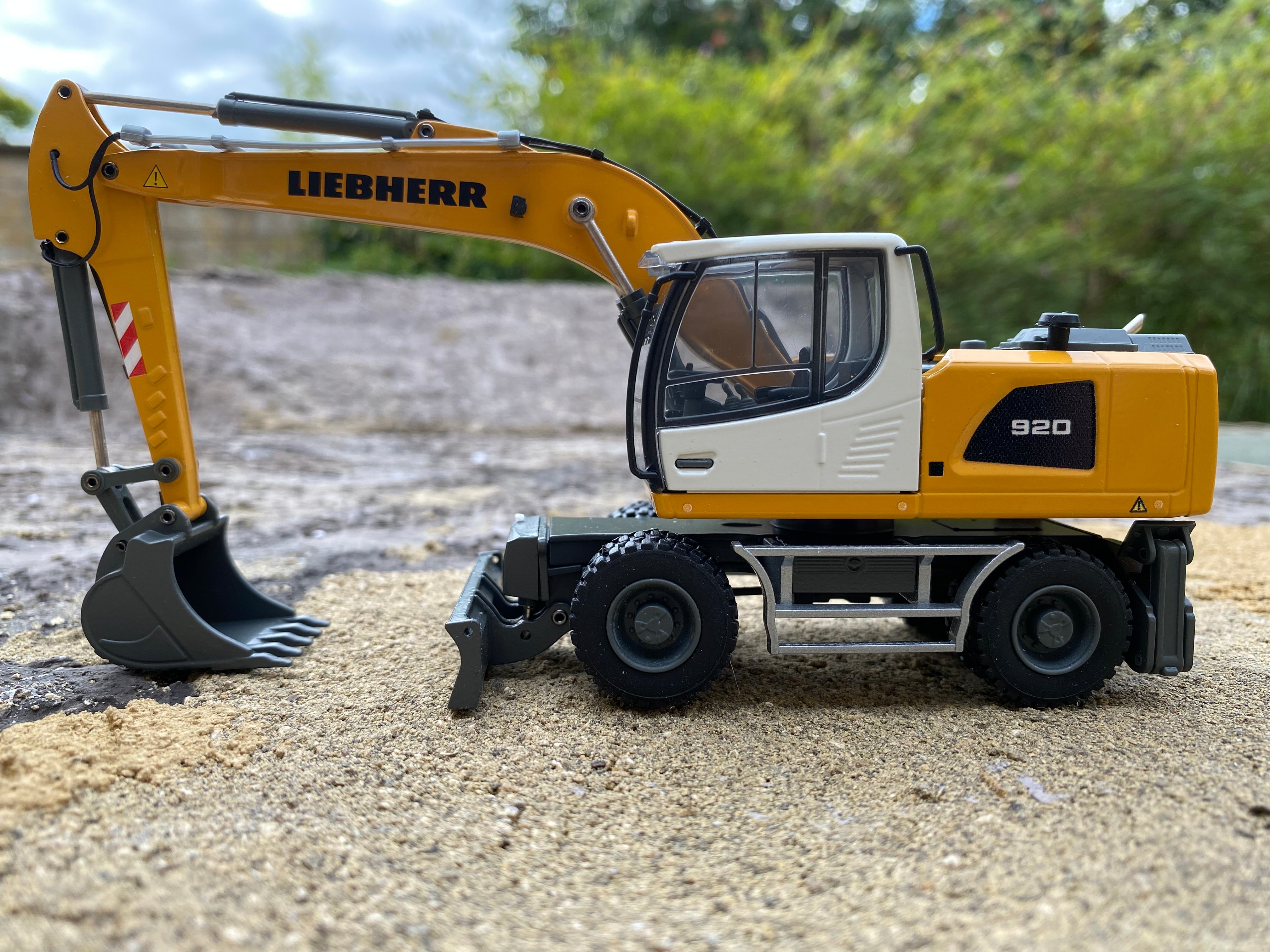 Liebherr A 920 Mobile Excavator IIIA. 1:50 scale