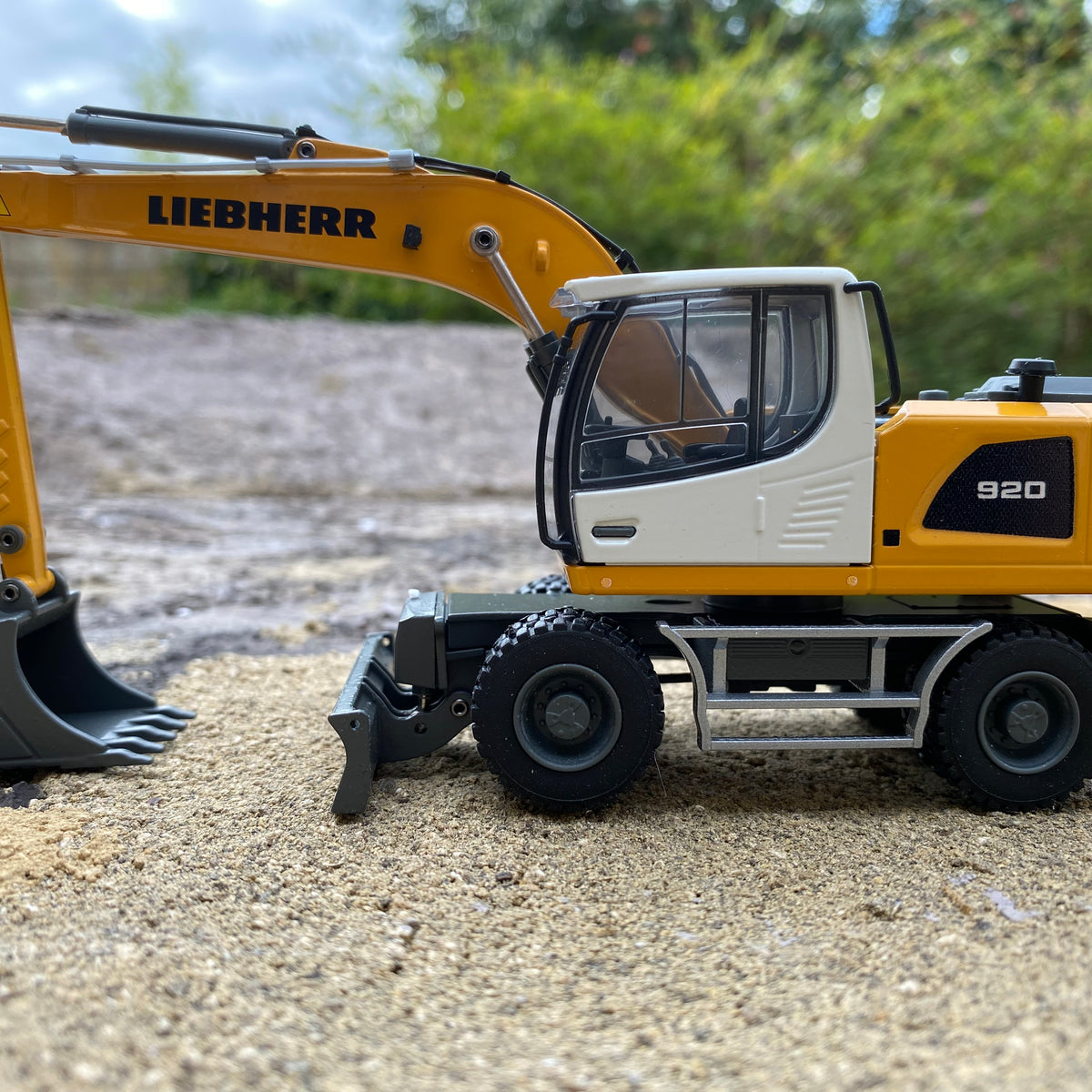 リープヘル A920 ホイール式油圧ショベル(1/50) conrad Conrad 2216/0