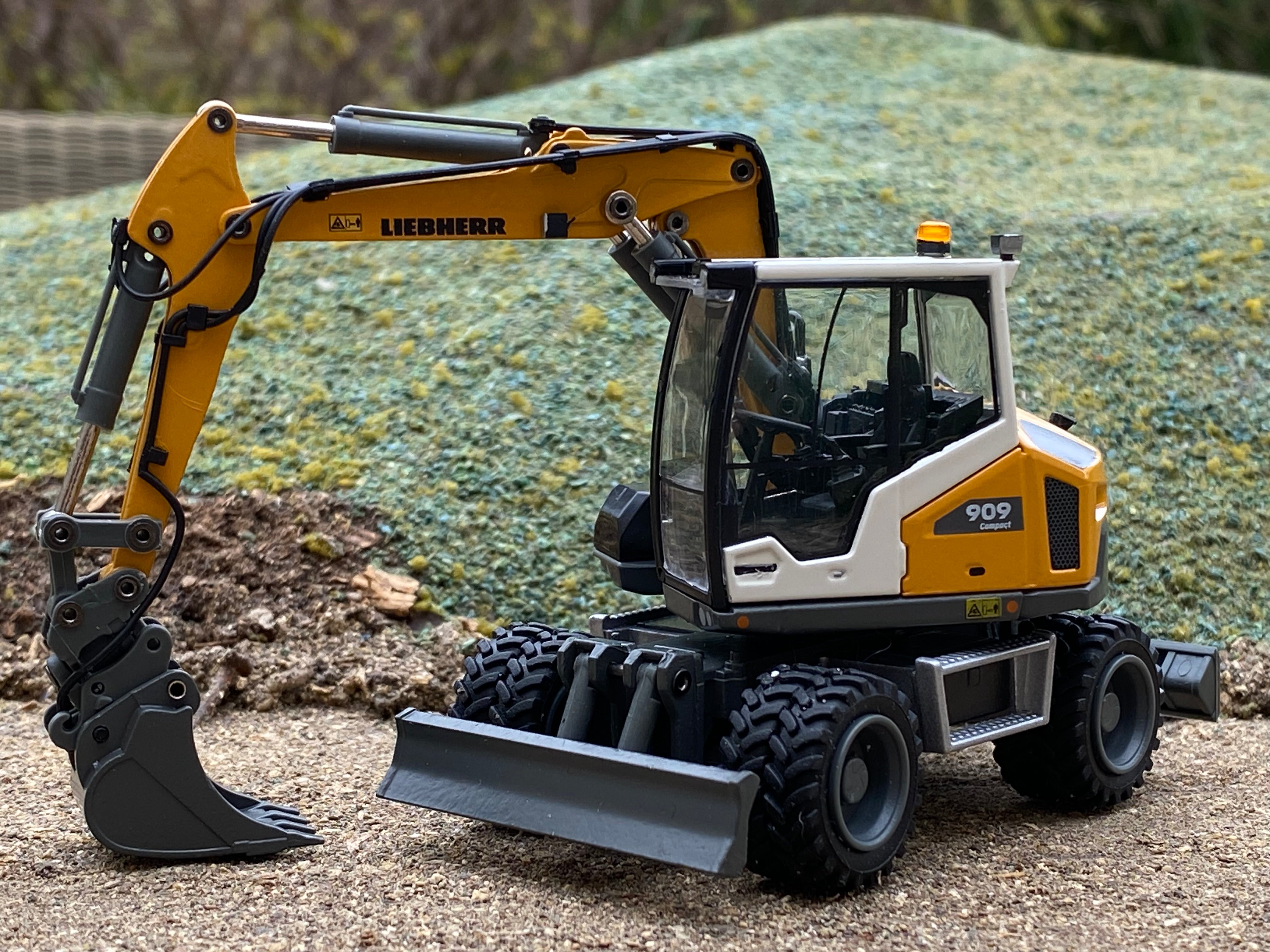 LIEBHERR A909 Compact mobile excavator. 1:50 scale.