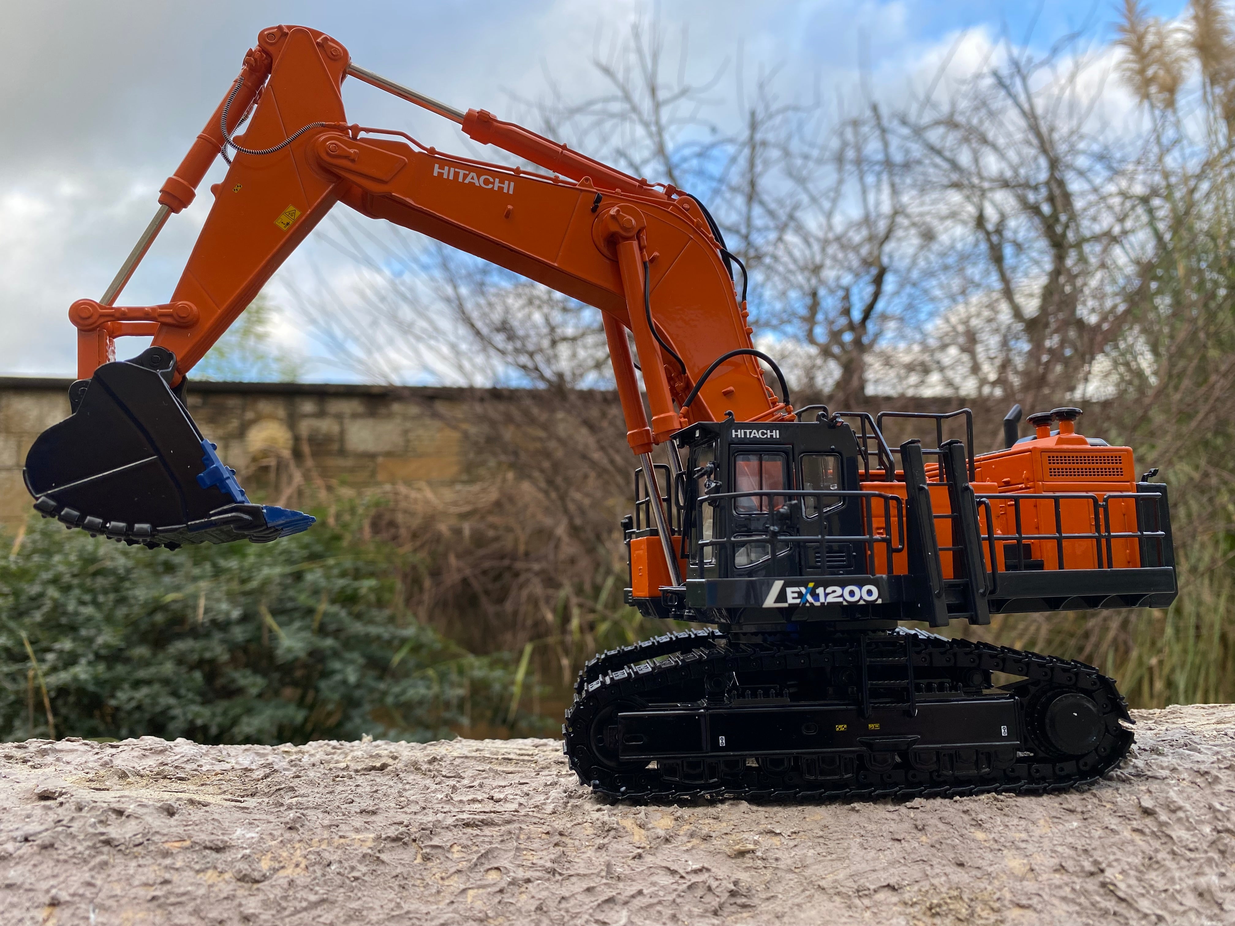 HITACHI EX1200-7 Large Excavator. 1:50 scale