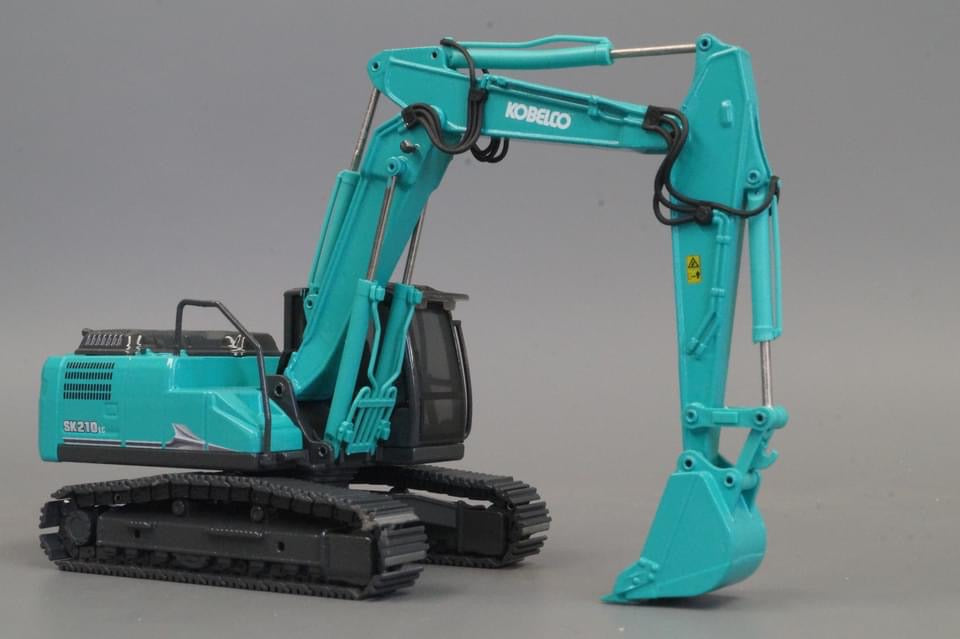 KOBELCO SK210LC-11 Excavator with two piece boom. 1:50 scale