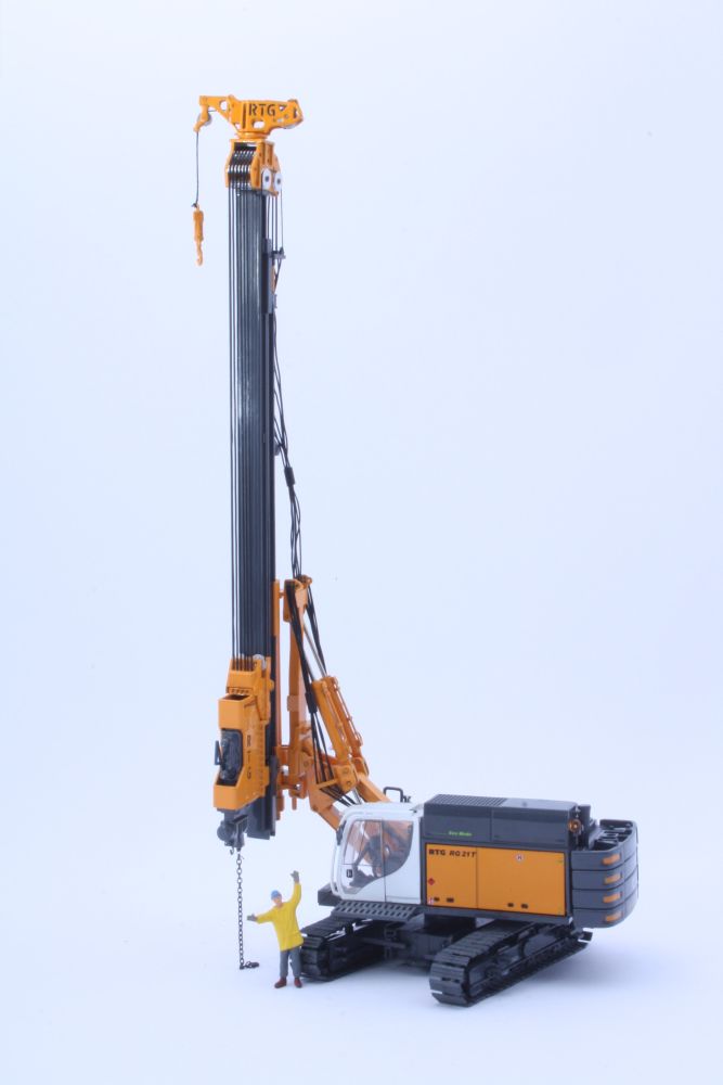BAUER RG 21 T PILE DRIVER WITH VIBRATOR. Scale 1:50