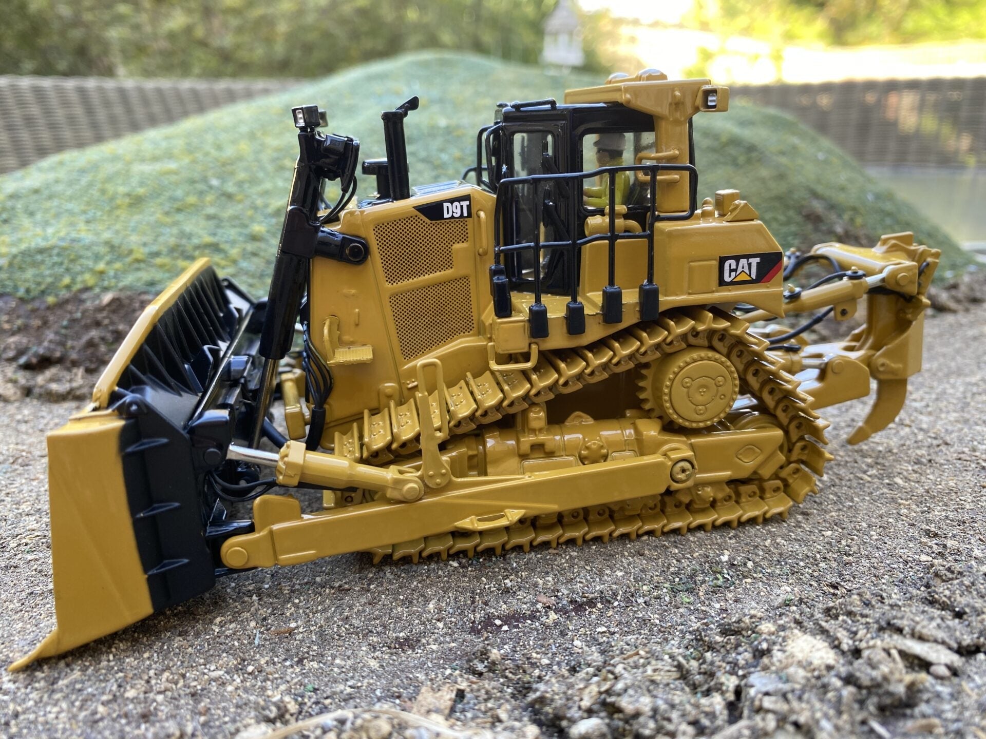 CAT D9T DOZER. Scale 1:50