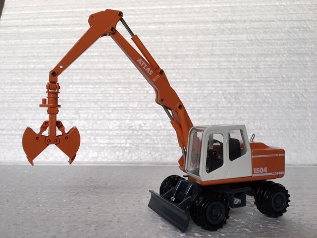 ATLAS 1504 Wheeled Excavator with Clamshell Bucket. Scale 1:50