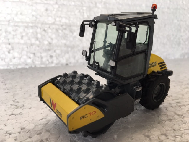 WACKER NEUSON RC70 SOIL COMPACTOR. Scale 1:50