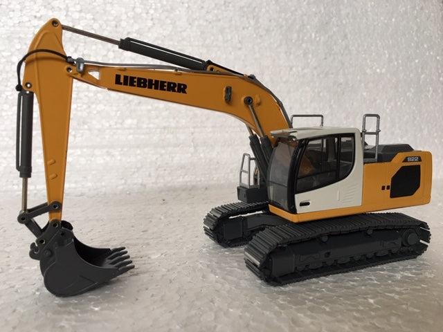 LIEBHERR R922 V HYDRAULIC EXCAVATOR. Scale 1:50