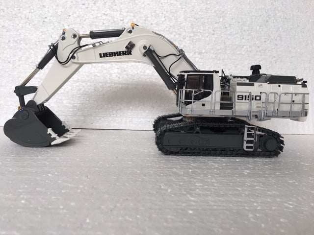 LIEBHERR R9150 EXCAVATOR. Scale 1:50