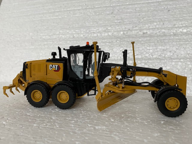 CAT 150 MOTOR GRADER. Scale 1:50