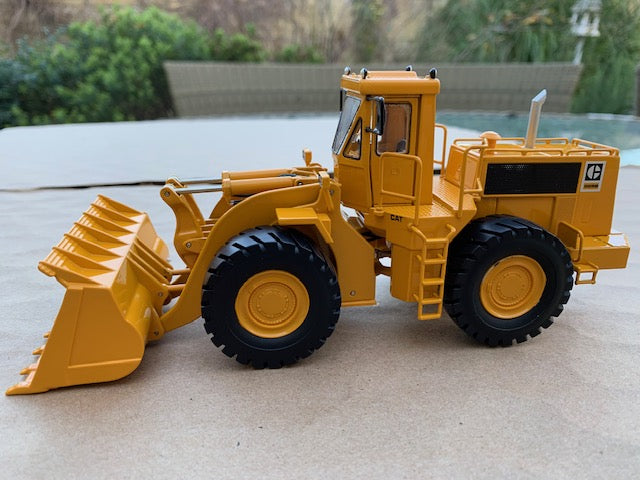 CAT 988B WHEEL LOADER. Scale 1:48