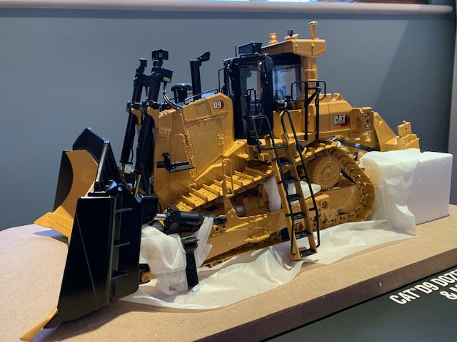 CAT D9 Dozer U Blade with Multi Shank Ripper. Scale 1:24